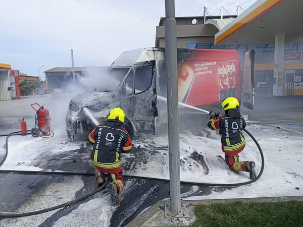 Balıkesir’in Altıeylül ilçesinde seyir halindeki bir araçta aniden yangın çıktı.