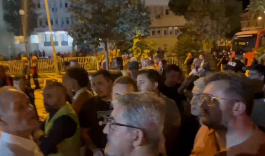 Balıkesir Büyükşehir Belediyesi, depremin ilk anından itibaren ilgili birimleriyle Sındırgı