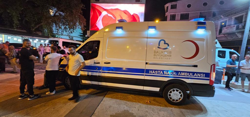 Balıkesir’in Sındırgı ilçesinde yaşanan deprem sonrası yardım çalışmaları aralıksız devam