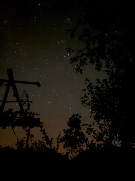 Gönen’de akşam saatlerinde sakin ve huzurlu bir atmosfer yaşanıyor. İlçe,