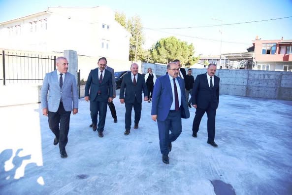 Balıkesir Valisi Hasan Şıldan, Erdek’te eğitim kurumlarındaki yatırımları yerinde inceledi.