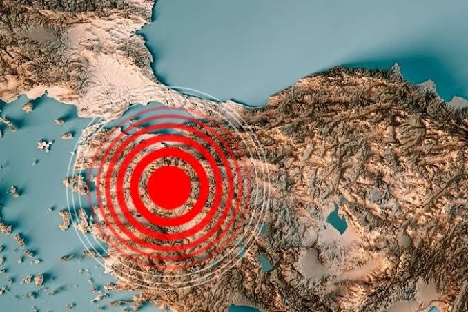 Balıkesir’in Sındırgı ilçesi, dün gece art arda yaşanan depremlerle sarsıldı.