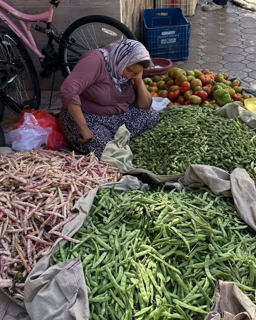 Balıkesir’in pazarlarında, sabahın erken saatlerinde taze sebzeleri tezgahlara seren emekçi