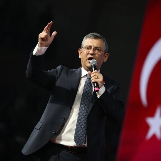 CHP lideri Özgür Özel, Türkiye’deki okullara yönelik kapsamlı bir destek