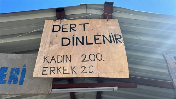 Hatay’ın Arsuz ilçesinde bir esnaf, iş yerine astığı ilginç tabela