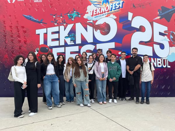 Edremit ŞMS Fen Lisesi öğrencileri, TEKNOFEST’te yer aldı. TEKNOFEST’teki öğrencilerin