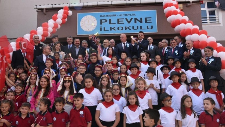 Balıkesir’de Ders Zilinin Çaldığı Yeni Eğitim Öğretim Yılı Coşkuyla Başladı