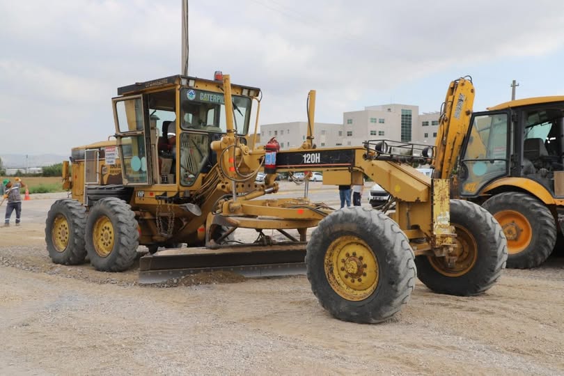 Gönen Belediyesi ekipleri, Devlet Hastanesi önündeki yolda asfalt hazırlıkları için