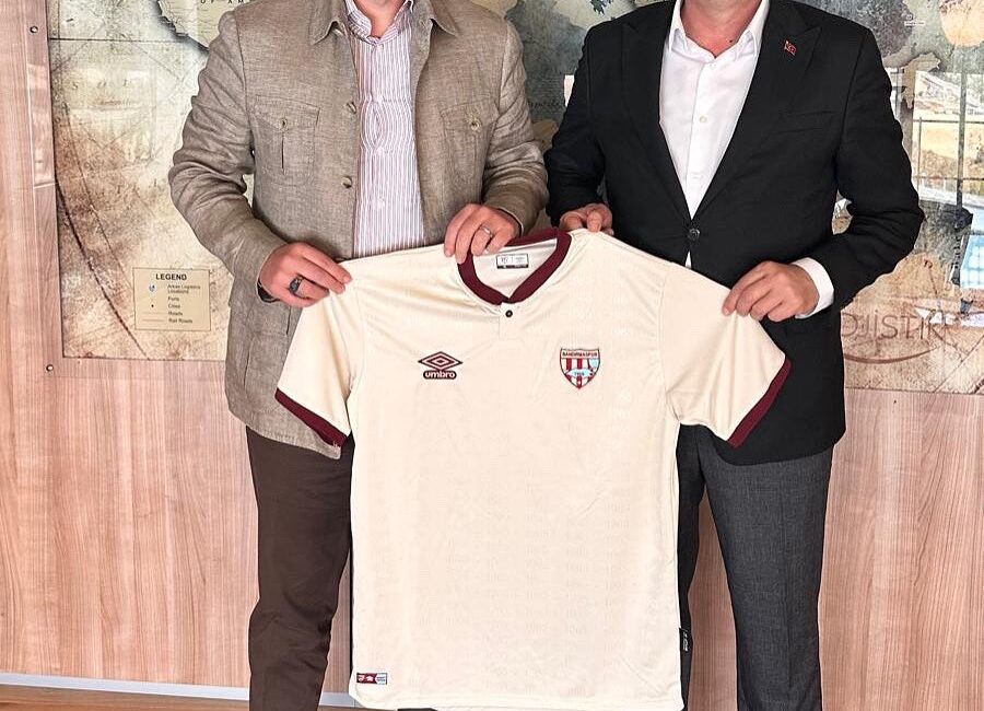 Bandırmaspor Başkanı Murat Karakoyun ve Asbaşkanı Emre Bahadır, kulübün Onursal