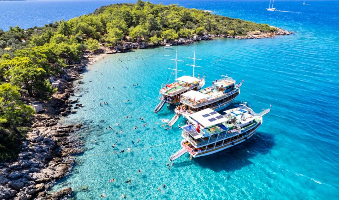 Marmaris, Türkiye’nin güneybatısında, Ege ile Akdeniz’in kesiştiği noktada yer alan
