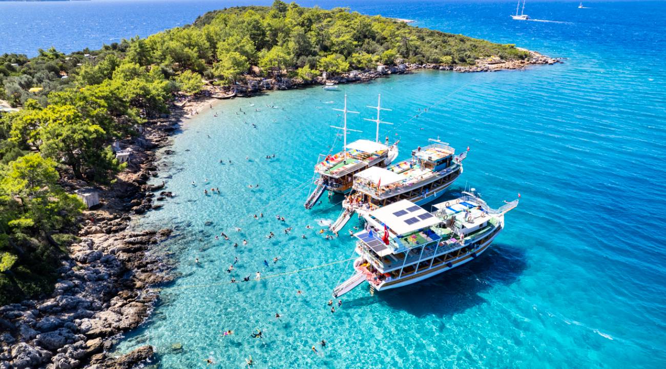 Marmaris, Türkiye’nin güneybatısında, Ege ile Akdeniz’in kesiştiği noktada yer alan