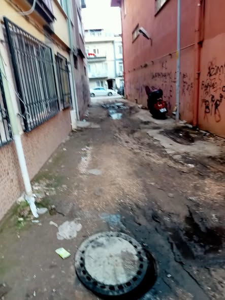 Erdek’te Sokak Ortasındaki Logar Vatandaşları Endişelendiriyor Erdek’in Yalı Mahallesi’nde, Öğretmen
