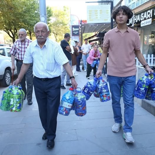 Torun ve Dedesinden Anlamlı Dayanışma: 150 Bin Mavi Kapak Bağışı