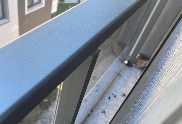 Edremit’te Balkona Sıkışan Baykuş İtfaiye Ekipleri Tarafından Kurtarıldı Balkondaki Misafire İtfaiyeden Operasyon Balıkesir’in Edremit ilçesinde, bir vatandaşın balkonuna