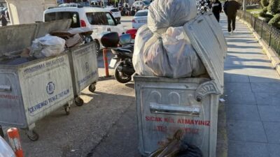 Mahalle Sakinleri İsyan Etti: Çöpler Sokaklara Taştı Balıkesir’in Bandırma ilçesinde,