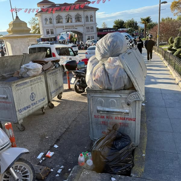 Mahalle Sakinleri İsyan Etti: Çöpler Sokaklara Taştı Balıkesir’in Bandırma ilçesinde,