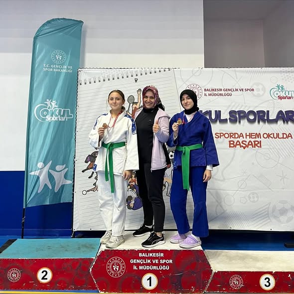 Gönen Belediyespor bünyesinde yetişen genç judocular, Balıkesir’de düzenlenen Okullar Arası