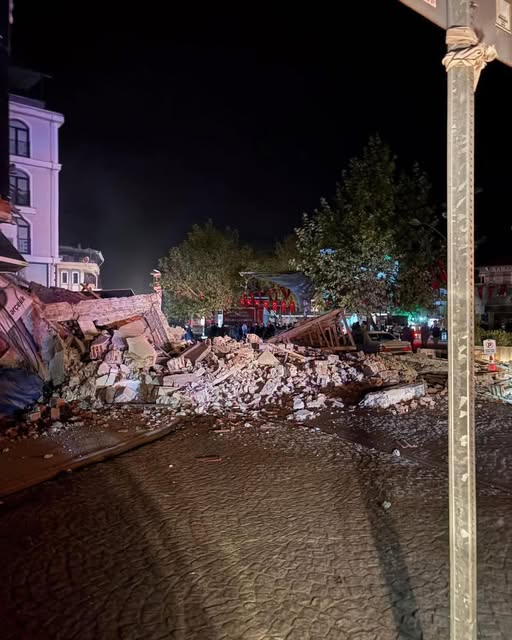 Sındırgı’da Deprem Balıkesir’in Sındırgı ilçesinde meydana gelen depremin ardından Vali