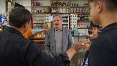 Ayvalık Belediye Başkanı Mesut Ergin, Hamdibey Mahallesi’ne gerçekleştirdiği ziyarette belediye