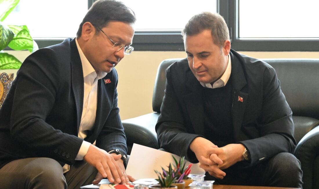 Balıkesir Büyükşehir Belediye Başkanı Ahmet Akın, Sındırgı'da deprem sonrası incelemelerde