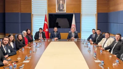 AK Parti Balıkesir Milletvekilleri, Bandırma Gençlik Kolları Başkanı ve ekibini