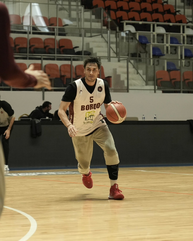 Parmos Otel Bandırma Basketbol Takımı antrenmanında