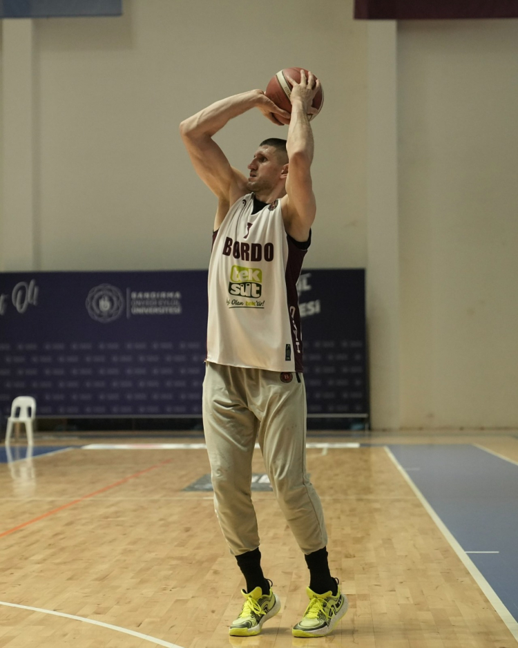 Bordo Basketbol antrenman sahnesi