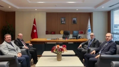 Susurluk Kaymakamı Turgut Gülen ve Rektör Prof. Dr. İsmail Boz,