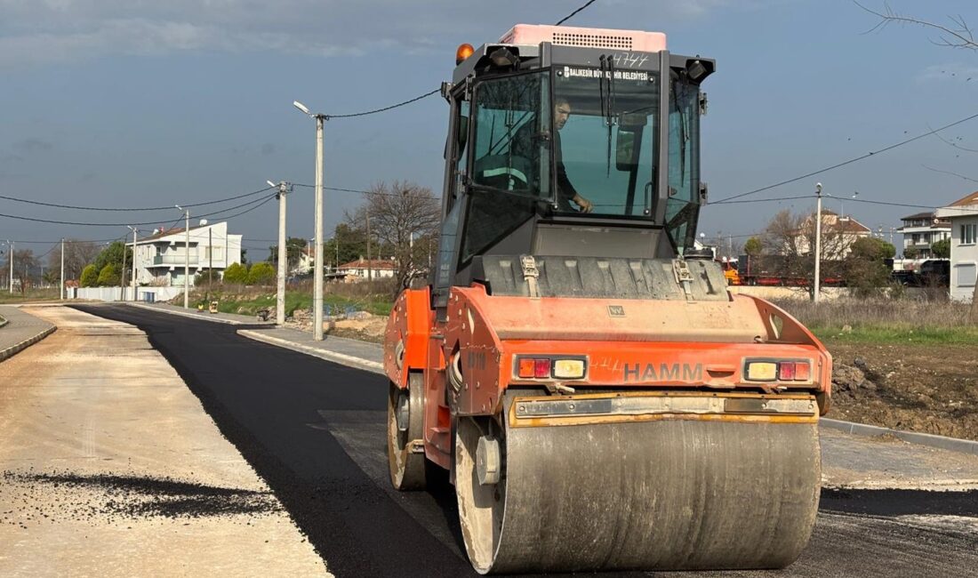Balıkesir'de yolların kalitesini artırmak için Büyükşehir Belediyesi ekipleri sıcak asfalt