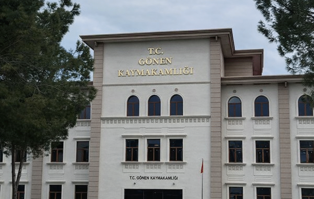 Gönen Kaymakamlığı, Cumhuriyet Meydanı'ndaki eski Hükümet Binası'nın yıkılmasından sonra İlçe