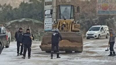 Ocaklar Mahallesi'nde buzlanan yol zemininde kumlama çalışmaları yapıldı. Güvenli bir