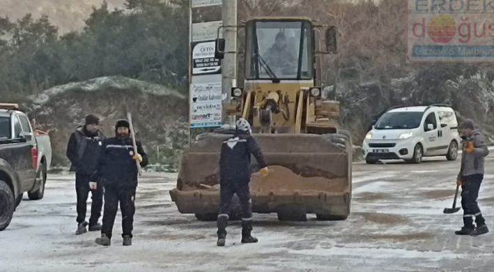 Ocaklar Mahallesi'nde buzlanan yol zemininde kumlama çalışmaları yapıldı. Güvenli bir