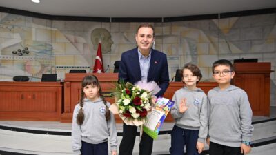 Balıkesir Büyükşehir Belediye Başkanı Ahmet Akın, Belediye Meclis Salonu’nda öğrencilerle