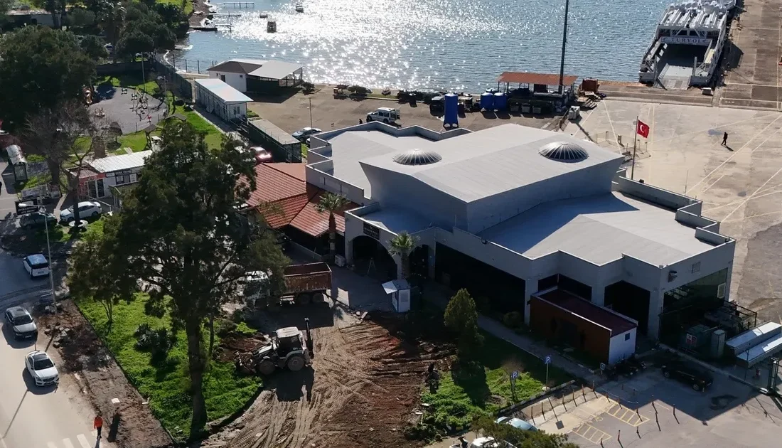 Ayvalık Belediyesi, Ayvalık Deniz Hudut Kapısı önünde başlatılan çalışmalarla bölgeye