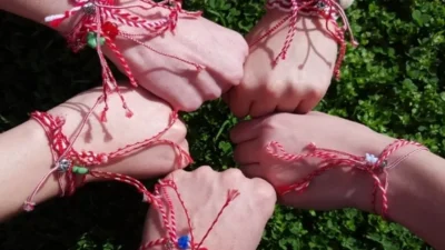 Baharın neşesini simgeleyen kırmızı-beyaz bilekliklerimizi kaçırmayın! BAL-BAL üyeleri tarafından yapılan