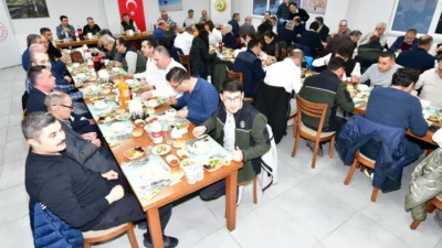 Emekliye ayrılan ve tayini çıkan personele veda programında duygusal anlar