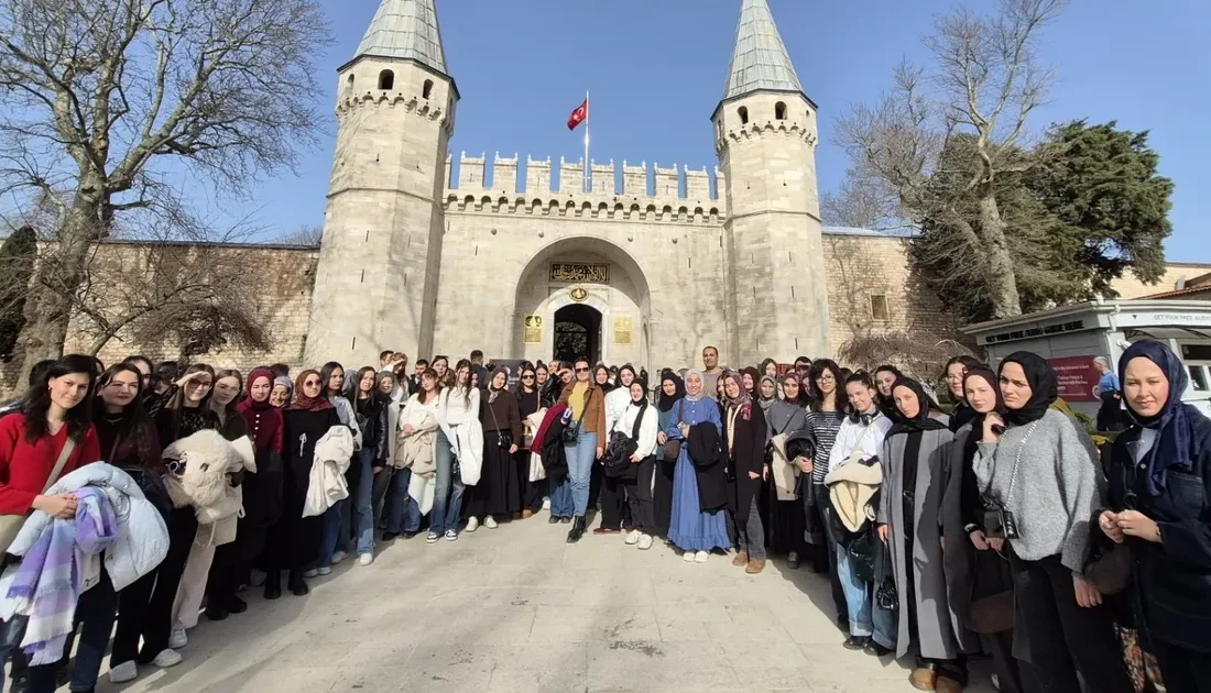 Balıkesirli gençler, İstanbul'daki Tarih Kültür Medeniyet Kampı'nda tarihi ve kültürel