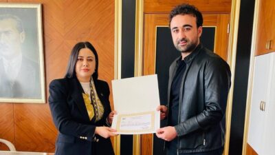 Marmara Kaymakamı Rumeysa Görentaş, Hastane yöneticilerine başarı belgeleri vererek, sağlık
