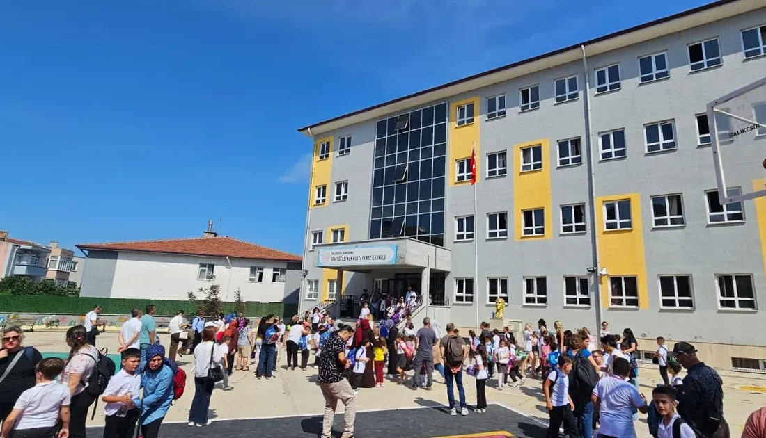 2 Şubat'ta ders başı yapacak 18 milyon öğrenciye bayrak sevgisi