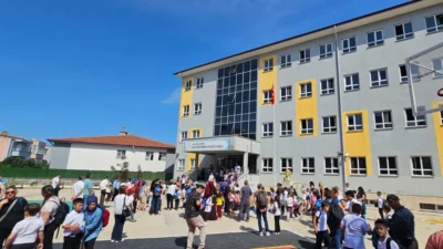 2 Şubat'ta ders başı yapacak 18 milyon öğrenciye bayrak sevgisi