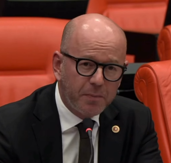 Serkan Sarı, iktidarın konut politikalarını sert sözlerle eleştirdi. AKP’nin TOKİ