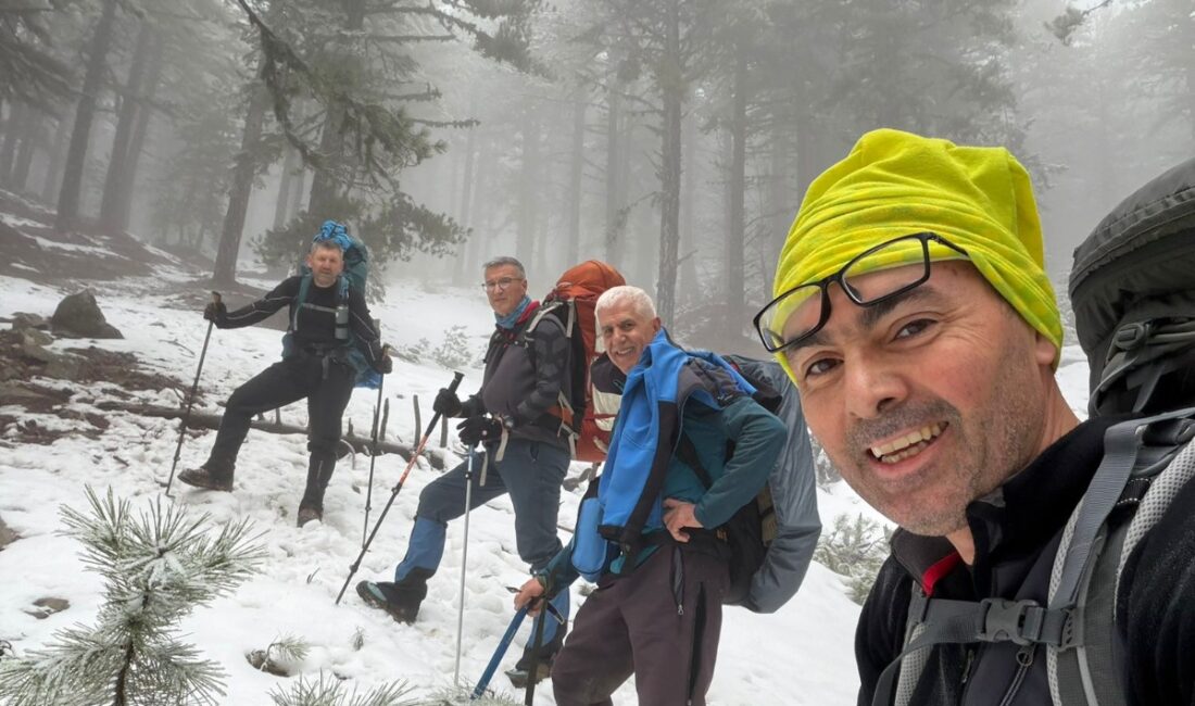 Uludağ zirvesine zorlu koşullarda ulaşan BANDAK üyeleri, doğa sporları tutkunlarını