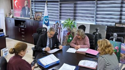 Bandırma Belediye Başkanı Dursun Mirza, encümen toplantısında vatandaşların sorunlarını çözmek