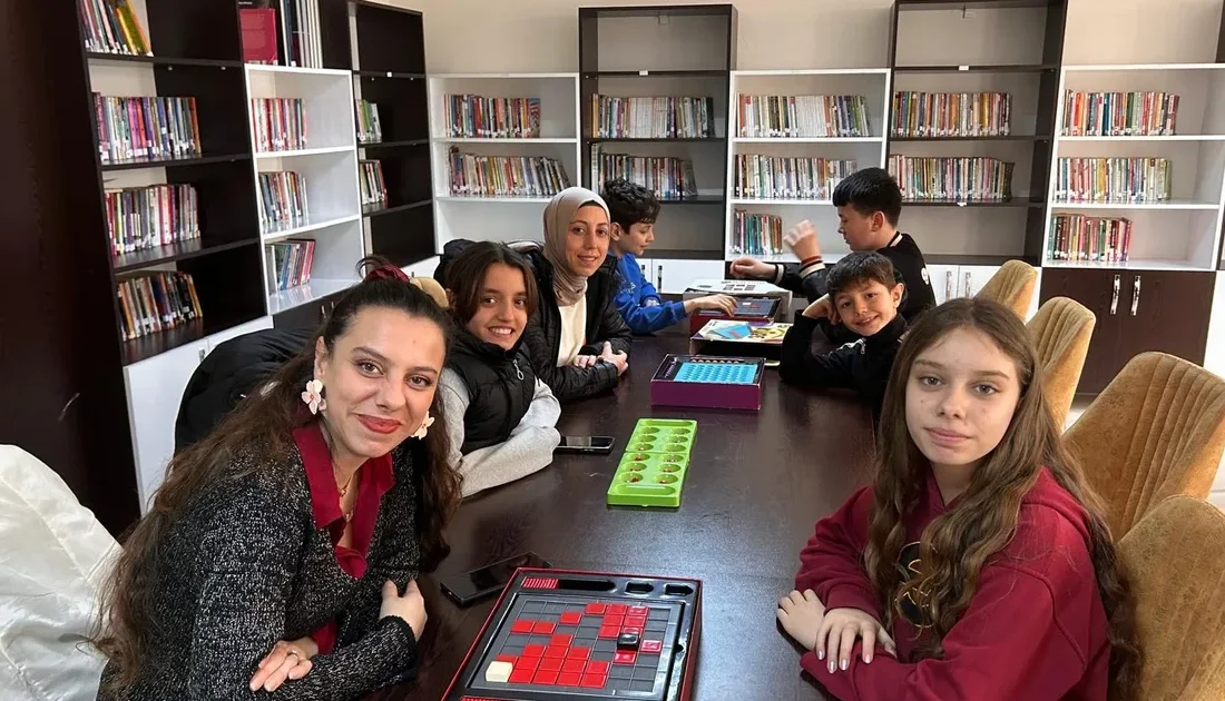 Bandırma Esnaf Sanatkarları Ortaokulu'nda düzenlenen zeka oyunları şenliği, veli ve