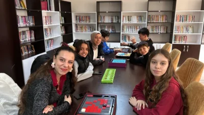 Bandırma Esnaf Sanatkarları Ortaokulu'nda düzenlenen zeka oyunları şenliği, veli ve