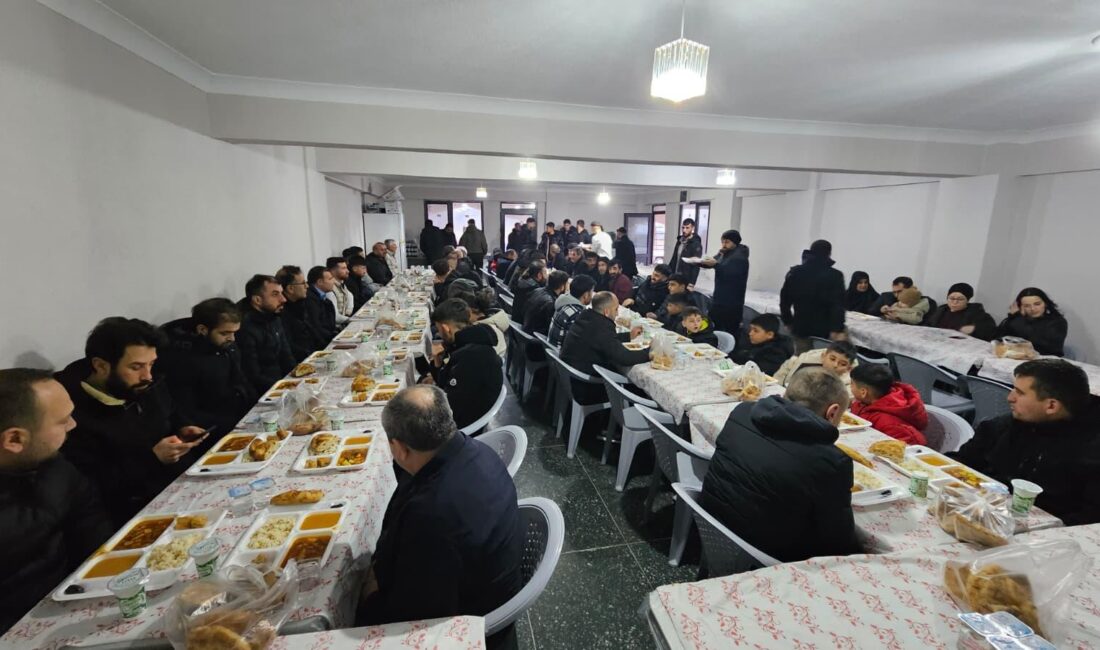 Bandırma'daki Kartal Çeşme Camii iftar programında mahalle sakinleri bir araya