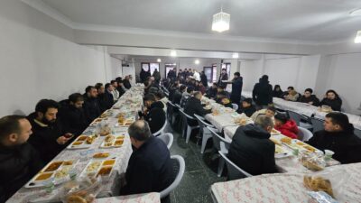 Bandırma'daki Kartal Çeşme Camii iftar programında mahalle sakinleri bir araya