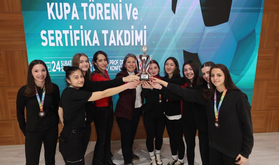 Bandırma Onyedi Eylül Üniversitesi sporcuları, futsal turnuvasındaki başarılarıyla ödüllerini aldı.