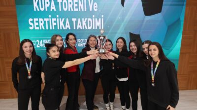 Bandırma Onyedi Eylül Üniversitesi sporcuları, futsal turnuvasındaki başarılarıyla ödüllerini aldı.