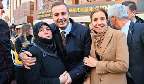 Ahmet Akın, Kadir Gecesi'nde düzenlediği iftar programıyla on binlerce vatandaşı